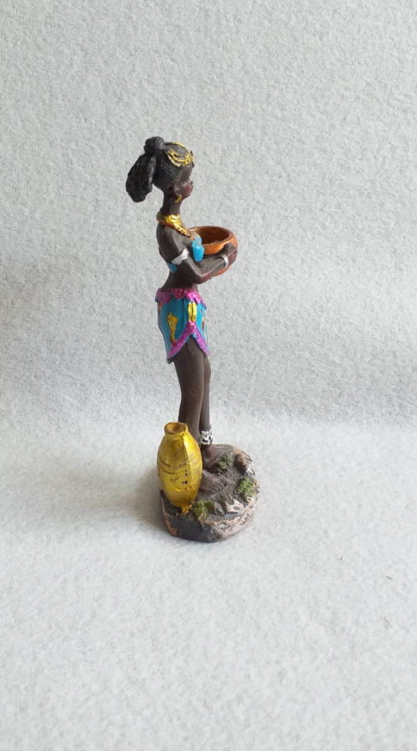 Figurine femme africaine et sa calebasse