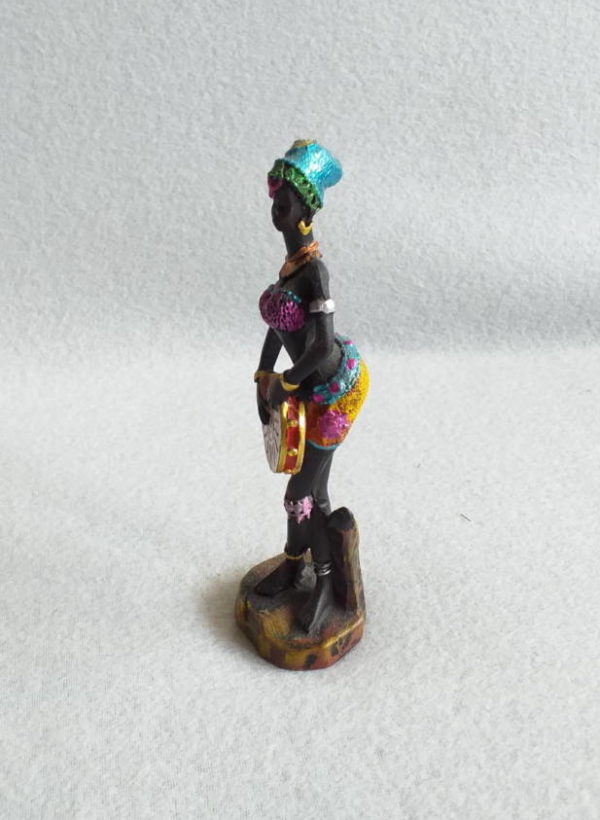 Figurine femme africaine et son tambourin