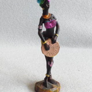 Figurine femme africaine et son tambourin