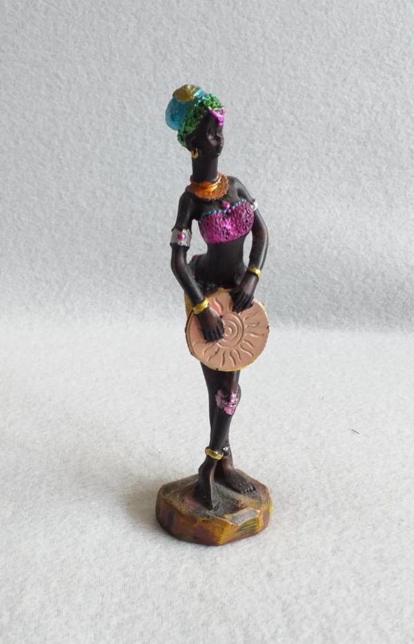 Figurine femme africaine et son tambourin