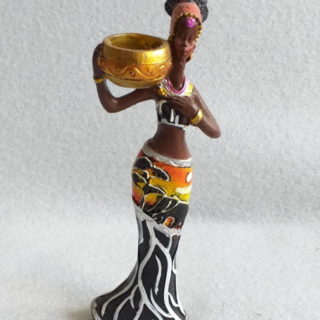 Figurine femme africaine avec ses tresses et colliers