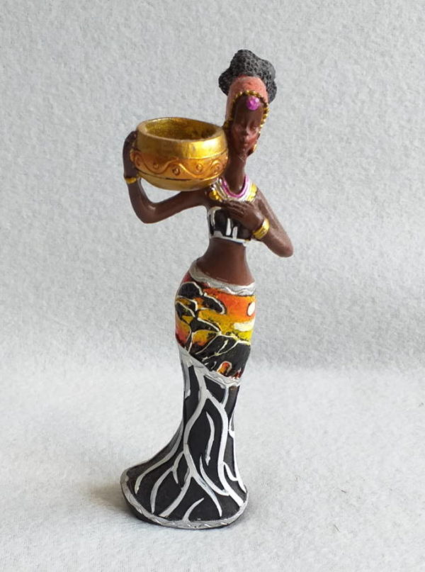 Figurine femme africaine avec ses tresses et colliers