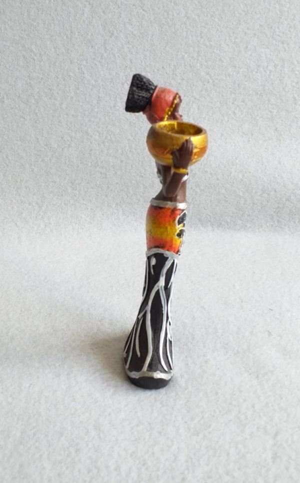 Figurine femme africaine avec ses tresses et colliers