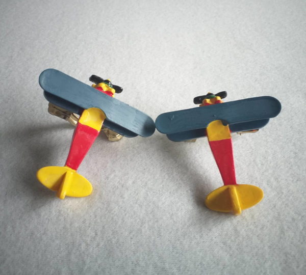 Pince à rideaux en bois en forme d’avion