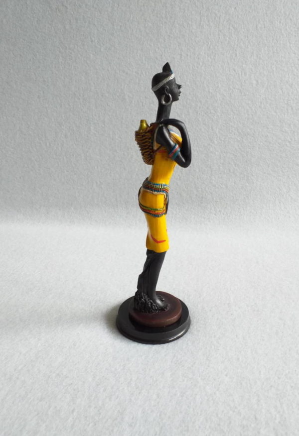 Statuette femme africaine noire et jaune en résine