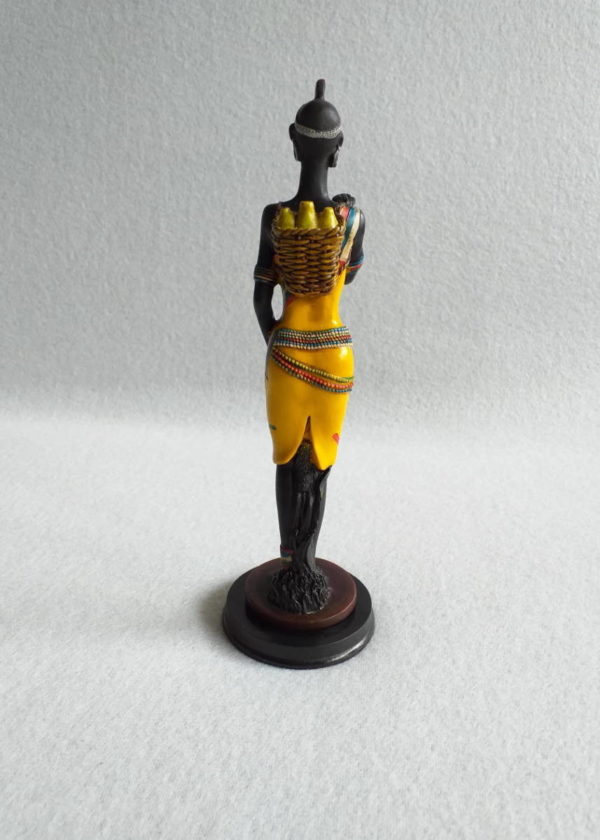 Statuette femme africaine noire et jaune en résine