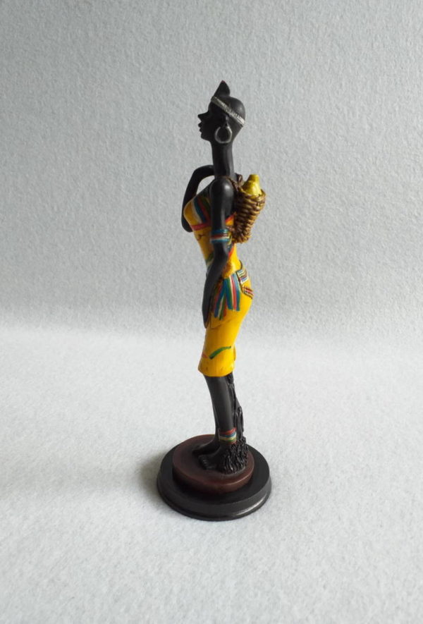 Statuette femme africaine noire et jaune en résine
