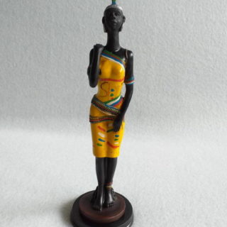 Statuette femme africaine noire et jaune en résine