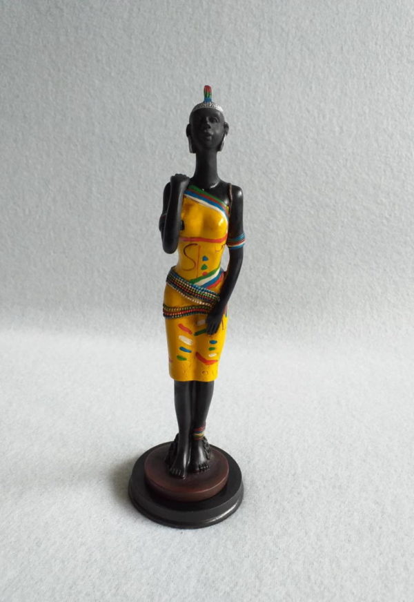 Statuette femme africaine noire et jaune en résine