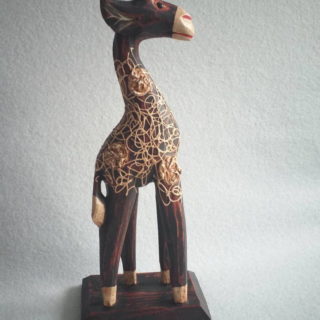 Statuette girafe africaine en bois