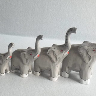 Série de quatre statuettes d’éléphants en bois