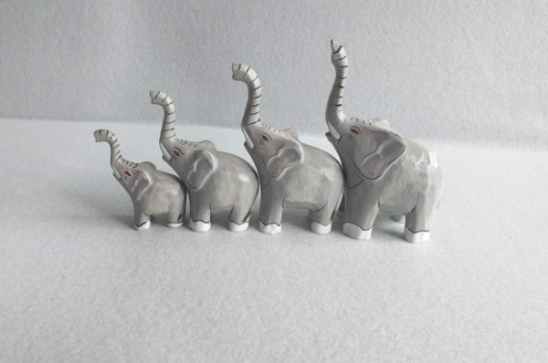 Série de quatre statuettes d’éléphants en bois