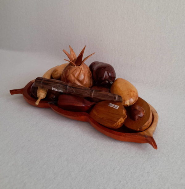 Corbeille de fruits exotiques en bois sculpté