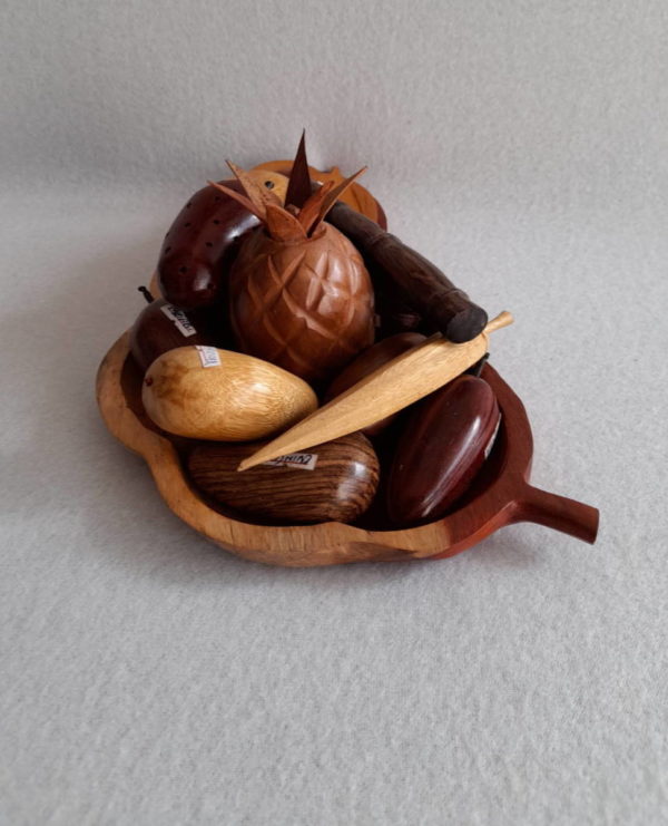 Corbeille de fruits exotiques en bois sculpté