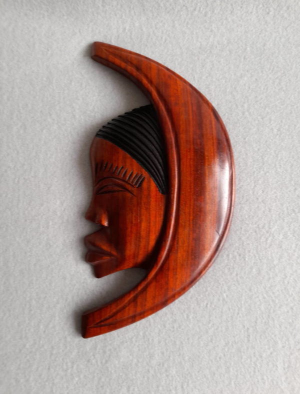 Visages africains en demi-lune sculptés en bois de padouk