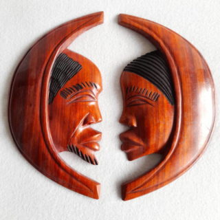Visages africains en demi-lune sculptés en bois de padouk