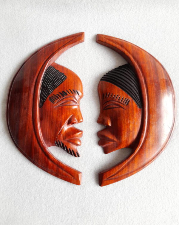 Visages africains en demi-lune sculptés en bois de padouk