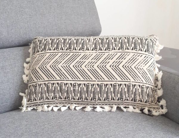 Coussin ethnique avec motifs géométriques