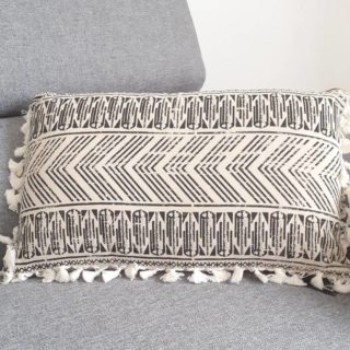 Coussin ethnique avec motifs géométriques